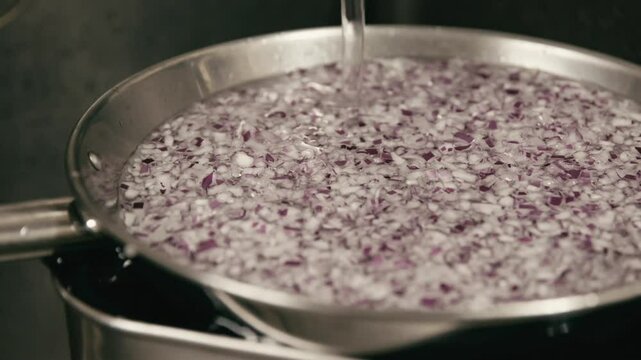 水にさらしたみじん切りにした玉ねぎ　料理・レストラン・下ごしらえ