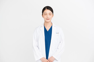 女性医師のポートレート/スタジオ撮影白背景