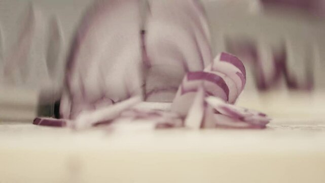 包丁ナイフで細かくみじん切りにする玉ねぎと手元　料理・シェフ・レストラン