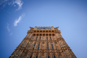 Nahaufnahme des Big Ben in London mit blauen Himmel von unten