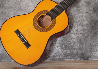 Fototapeta premium guitarra sobre fondo gris negro flamenco