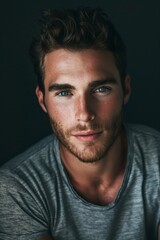 Obraz premium hyper realistic photograph of a handsome american man in a t-shirt looking directly at the camera.