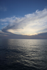 Obraz premium Picturesque cloud at sunset over the sea on a summer day