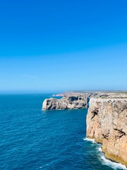 Obraz premium View of strong waves hitting the rock at Sagres, Algarve, Portugal.