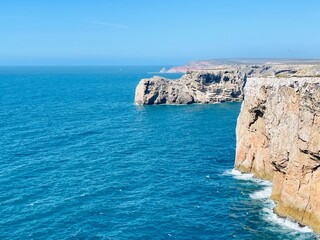 Obraz premium View of strong waves hitting the rock at Sagres, Algarve, Portugal.