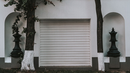 Two huge chess pieces in the wall between the gates