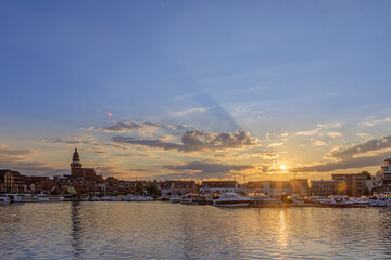 Naklejka premium Stadthafen von Waren (Müritz) beim Sonnenaufgang