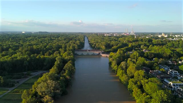 Stauwehr Oberfoehring Muenchen, Bayern, Deutschland Luftaufnahme im Sommer. Dam on Isar River in Munich, Germany aerial view in summer. Top view of the English Garden and the dam on the River Isar. 