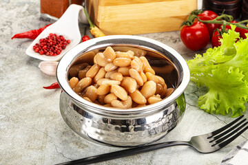 White canned beans in the bowl