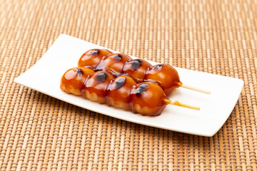 和風のランチョンマットにみたらし団子