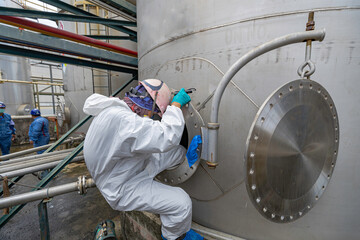 Male into the fuel tank stainless oil area confined