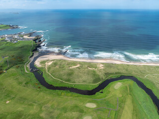 Flugaufnahme von Sandstrand Runkerry Beach in Nordirland bei Sonnenschein