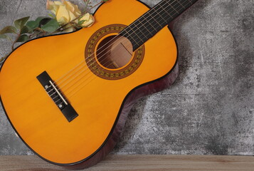 Obraz premium guitarra sobre fondo gris rosa amarilla 