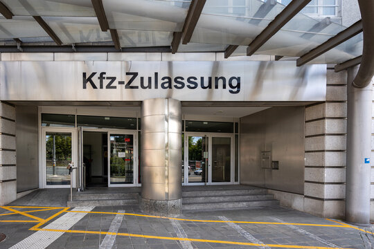 Eingangsbereich der Kraftfahrzeug-Zulassungsstelle in N&uuml;rnberg am Rathenauplatz.