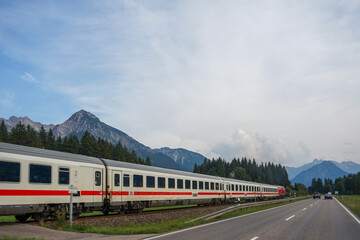 Zug in Berglandschaft 