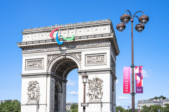Logo des &laquo;&nbsp;agitos&nbsp;&raquo;, trois vagues qui symbolisent les jeux paralympiques, sur l&rsquo;arc de Triomphe &agrave; Paris, pour les jeux olympiques d&rsquo;&eacute;t&eacute; Paris 2024.