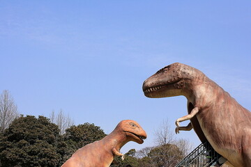 公園に置かれた恐竜のオブジェ