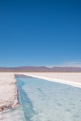 paisaje de salinas, sal y cielo celeste