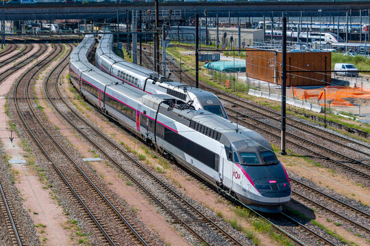 Paris, France - 17 juillet 2024: TGV Inoui aux abords de la gare de Lyon. Le TGV est le train &agrave; grande vitesse op&eacute;r&eacute; par la compagnie nationale fran&ccedil;aise SNCF sur le r&eacute;seau ferroviaire de la France