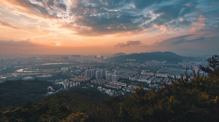 Obraz premium A panoramic view of a city from a mountain lookout