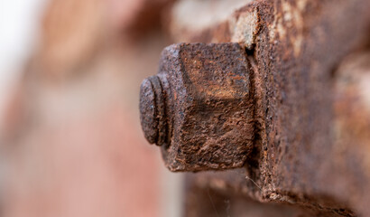 Skorodowana duza sruba z nakretka. Gwint i nakretka. Metalowe laczenia. Zdjecie makro sruby z nakretka.