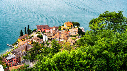Obraz premium A view of Varenna on Lake como in glorious summer weather