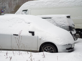Samochody pokryte śniegiem, śnieżyca, auta pod śniegiem, zima © Klaudia Baran