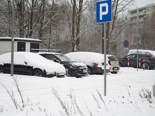 Samochody pokryte śniegiem, śnieżyca, auta pod śniegiem, zima