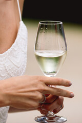 Eine Frau hält ein Weinglas in der Hand.