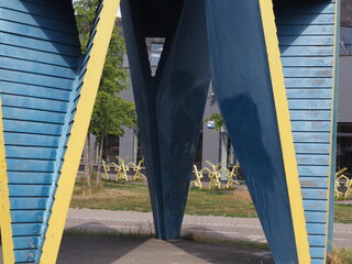 strane strutture azzurre