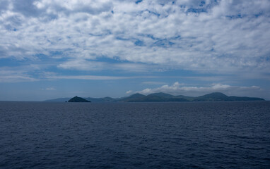 La petite île de Palmaiola et son phare à côté de l'île d'Elbe