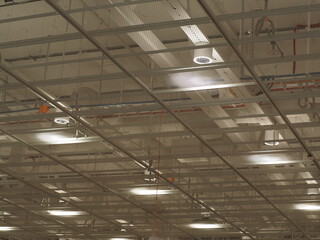 soffitto commerciale con luci