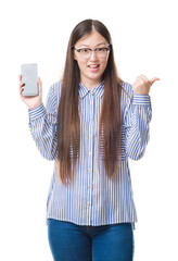 Obraz premium Young Chinese woman over isolated background showing broken smartphone screen pointing and showing with thumb up to the side with happy face smiling