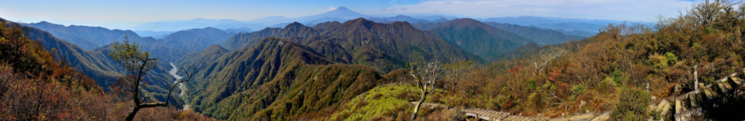丹沢山地の蛭ヶ岳山頂より　富士山と紅葉の丹沢を望むパノラマ
