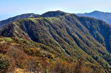 Naklejka premium 紅葉の丹沢山地 蛭ヶ岳山頂より望む丹沢山と不動ノ峰と塔ノ岳 