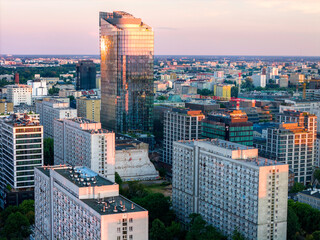 Warszawa, panorama miasta z nowoczesnymi wieżowcami o zachodzie słońca © hunter76