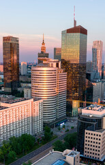 Warszawa, panorama miasta z nowoczesnymi wieżowcami o zachodzie słońca © hunter76
