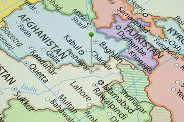 Obraz premium Close up to a Peshawar city with a green pin needle into Pakistan country political map 
