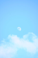 Luna de día, fotos de la luna, cielo azul.