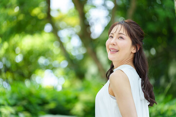 Fototapeta premium 公園でリラックスする女性