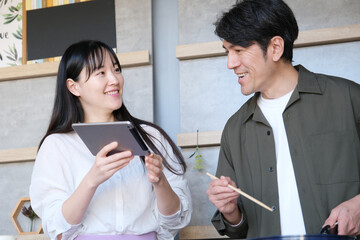 レシピを確認する男女