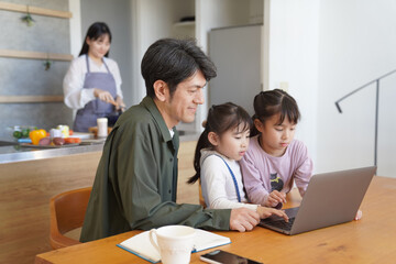 パソコンを見る親子