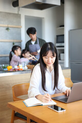 リビングで仕事をする女性