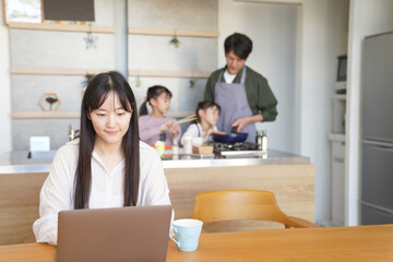 Fototapeta premium リビングで仕事をする女性