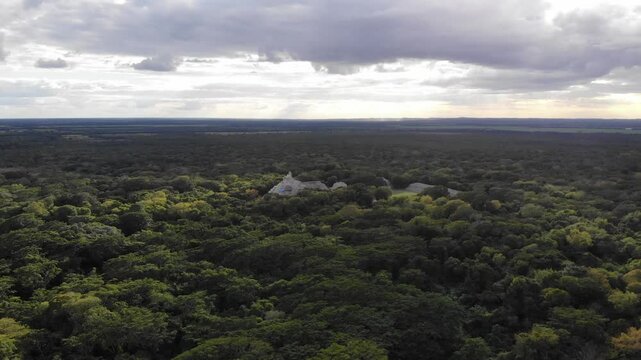 Dron Ruinas Mayas Edzn&aacute; Toma a&eacute;rea Campeche M&eacute;xico Zona Arqueol&oacute;gica
