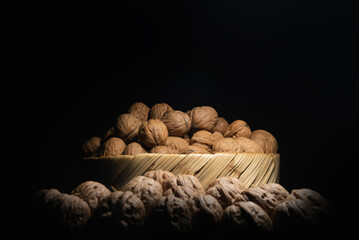 Comida. Canasta de Nueces Chandler, en fondo negro.