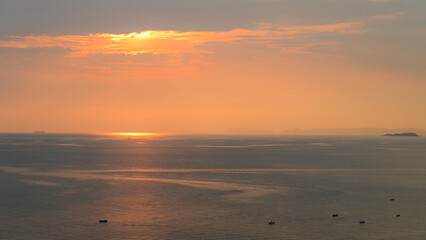 Fototapeta premium beautiful view of golden sea and sky in the evening, natural background