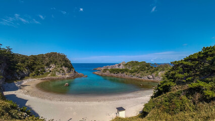 式根島の美しい青い海と白い砂浜の泊海水浴場と沖を行く漁船。

東京都伊豆諸島式根島-2020年10月3日
