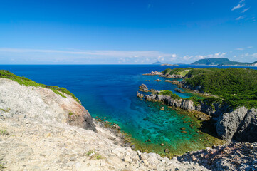 島の北西端にある神引展望台。
高さ100mの断崖絶壁の上にある。
海側は180度広がる太平洋の海と島々。
陸側は荒涼とした荒れ地が広がる。
東京都にあるとは思えないダイナミックな風景。

青い海と緑の森が美しい神引展望台から見る、式根島と新島の海。
中の浦海水浴場、神引浦。

東京都伊豆諸島式根島-2020年10月3日
