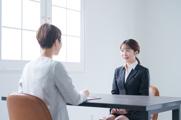 就職活動で会社の面接を受ける女性